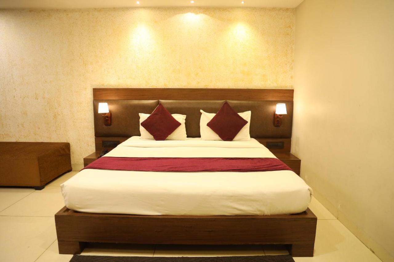 Hotel La Pearl Naiapura Экстерьер фото